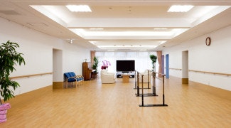 1階多目的ホール(機能訓練スペースを含む) シティホーム山鼻(住宅型有料老人ホーム)の画像