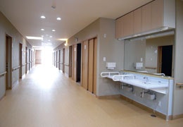 洗面所・居室前の廊下 ゆりの里(住宅型有料老人ホーム)の画像