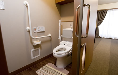 車椅子対応型トイレ(温水洗浄機能付) あずみ苑 グランデ草加(有料老人ホーム[特定施設])の画像