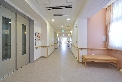 2階共用廊下 そんぽの家S 五香南(サービス付き高齢者向け住宅(サ高住))の画像