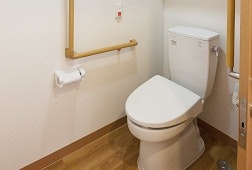 居室トイレ(同タイプの他のそんぽの家S) そんぽの家S 稲城(サービス付き高齢者向け住宅(サ高住))の画像
