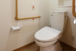 居室トイレ そんぽの家S扇東(サービス付き高齢者向け住宅(サ高住))の画像