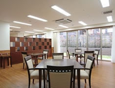 1F食堂兼機能訓練室 フローレンスケア荻窪(有料老人ホーム[特定施設])の画像