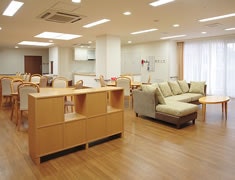 2F食堂兼機能訓練室 フローレンスケア荻窪(有料老人ホーム[特定施設])の画像