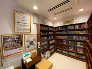 SOMPOケアラヴィーレ町田小野路の図書館スペース