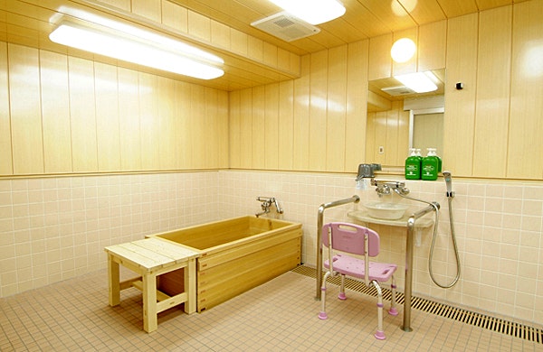 ひのき風呂(浴室) グッドタイムホーム・十日市場(住宅型有料老人ホーム)の画像