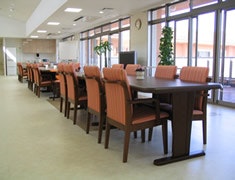 食堂兼談話室 フローレンスケア港南台(有料老人ホーム[特定施設])の画像