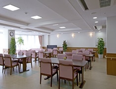 食堂兼談話室 フローレンスケアたまプラーザ(有料老人ホーム[特定施設])の画像