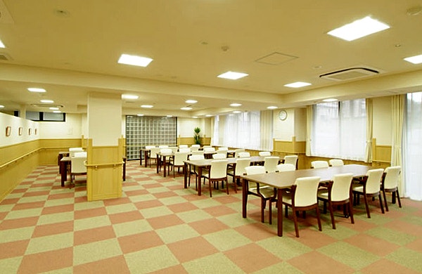 食堂兼機能訓練室 グッドタイムホーム・鷺沼(有料老人ホーム[特定施設])の画像