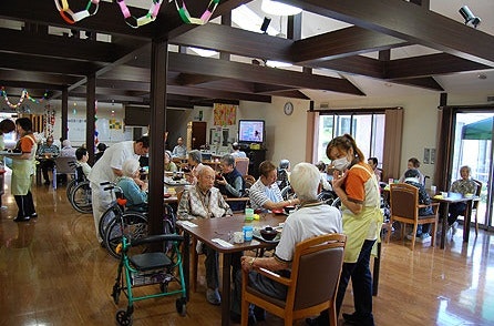 機能訓練エリア・食堂 アレンジメントケア裾野(有料老人ホーム・外部サービス利用型[特定施設])の画像