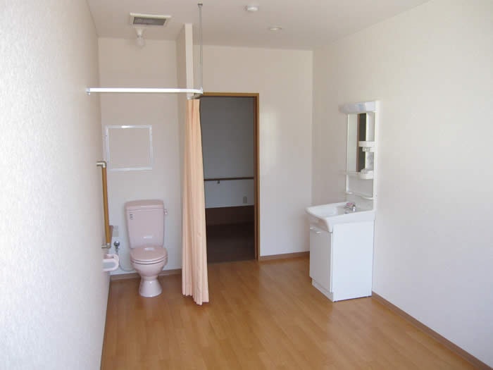 居室内トイレ・洗面 こもれびの郷徳庵(住宅型有料老人ホーム)の画像