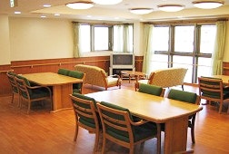 食堂リビング そんぽの家鶴見緑地(有料老人ホーム[特定施設])の画像