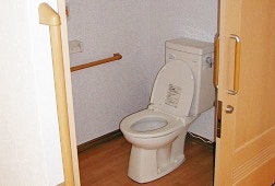 居室トイレ そんぽの家東大阪日下(有料老人ホーム[特定施設])の画像