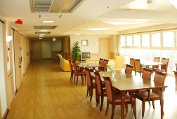 食堂リビング そんぽの家東大阪日下(有料老人ホーム[特定施設])の画像