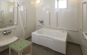 浴室① ウェルスマイル八戸ノ里(サービス付き高齢者向け住宅(サ高住))の画像
