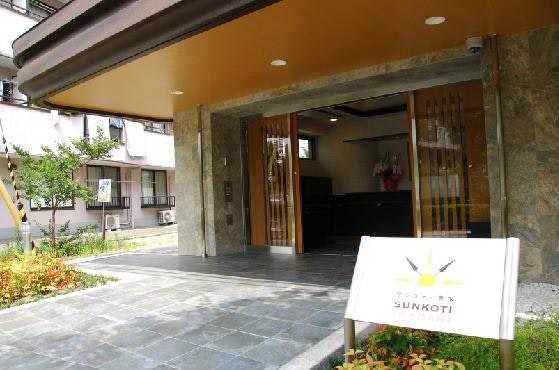 正面玄関 サンコティ茨木(サービス付き高齢者向け住宅(サ高住))の画像