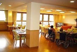 食堂リビング そんぽの家伊丹荒牧(有料老人ホーム[特定施設])の画像