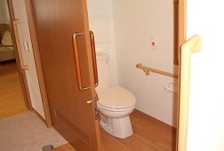 居室トイレ そんぽの家兵庫柳原(有料老人ホーム[特定施設])の画像