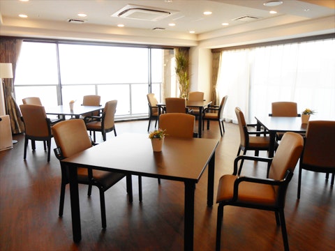 食堂兼機能訓練室 チャームスイート神戸摩耶(有料老人ホーム[特定施設])の画像