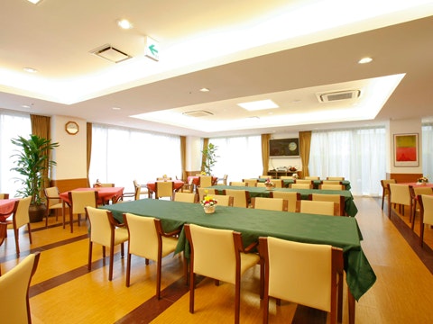 食堂兼機能訓練室 チャームスイート西宮浜(有料老人ホーム[特定施設])の画像
