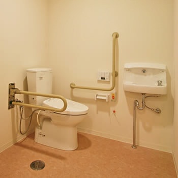 共用トイレ フィオレ・シニアレジデンス上牧(住宅型有料老人ホーム)の画像