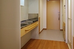 居室玄関・ミニキッチン そんぽの家S東古松(サービス付き高齢者向け住宅(サ高住))の画像